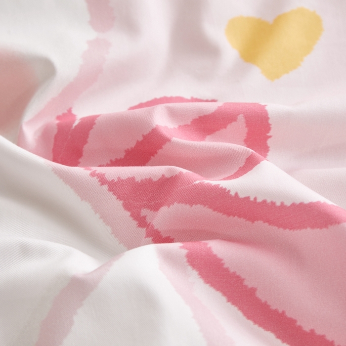 91家纺网 家纺一手货源 找家纺 荷马之梦 2025新款A类全棉40s数码印花手绘风大版卡通儿童幼儿园套件-童画系列 童画-生日小兔