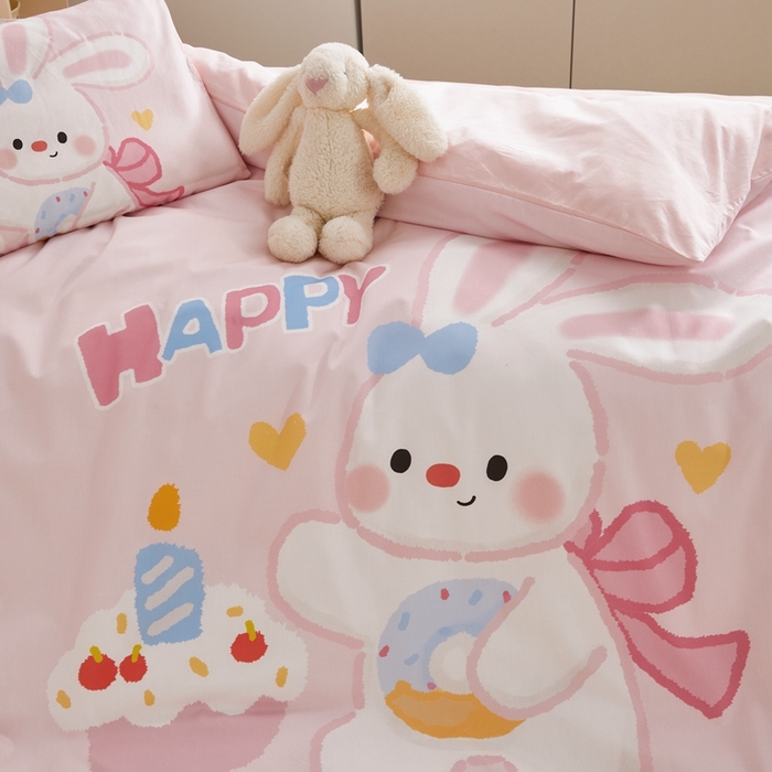 91家纺网 家纺一手货源 找家纺 荷马之梦 2025新款A类全棉40s数码印花手绘风大版卡通儿童幼儿园套件-童画系列 童画-生日小兔