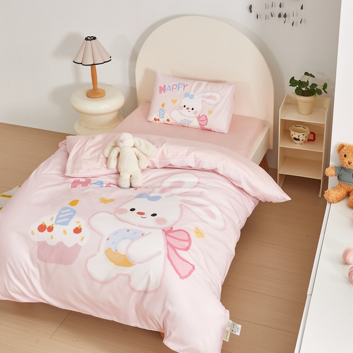 91家纺网 家纺一手货源 找家纺 荷马之梦 2025新款A类全棉40s数码印花手绘风大版卡通儿童幼儿园套件-童画系列 童画-生日小兔