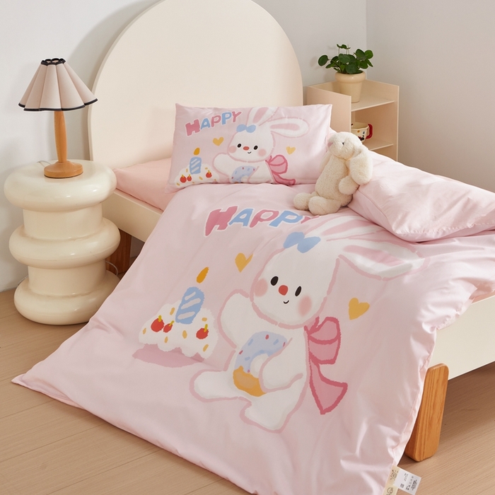 91家纺网 家纺一手货源 找家纺 荷马之梦 2025新款A类全棉40s数码印花手绘风大版卡通儿童幼儿园套件-童画系列 童画-生日小兔