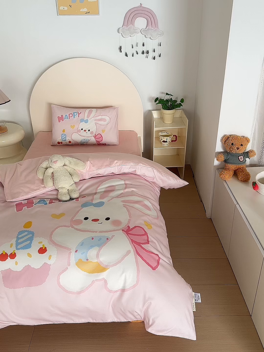 91家纺网 家纺一手货源 找家纺 荷马之梦 2025新款A类全棉40s数码印花手绘风大版卡通儿童幼儿园套件-童画系列 童画-生日小兔