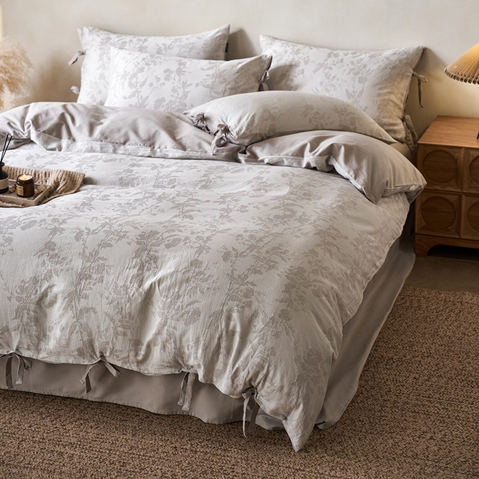 91家纺网 家纺一手货源 找家纺 宜代光年 2025新款亚麻大提花贡缎磨毛四件套-侘寂风 观花芷-银灰