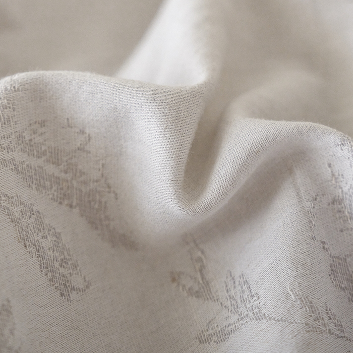 91家纺网 家纺一手货源 找家纺 宜代光年 2025新款亚麻大提花贡缎磨毛四件套-侘寂风 观花芷-银灰