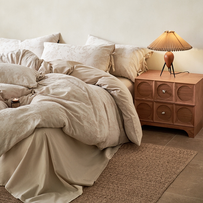 91家纺网 家纺一手货源 找家纺 宜代光年 2025新款亚麻大提花贡缎磨毛四件套-侘寂风 观花芷-米麻