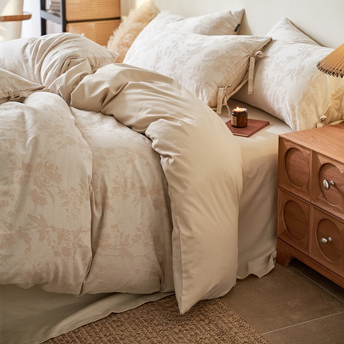 91家纺网 家纺一手货源 找家纺 宜代光年 2025新款亚麻大提花贡缎磨毛四件套-侘寂风 观花芷-米麻