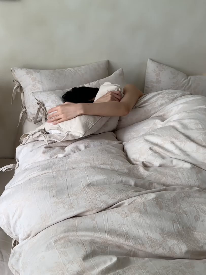 91家纺网 家纺一手货源 找家纺 宜代光年 2025新款亚麻大提花贡缎磨毛四件套-侘寂风 观花芷-米麻