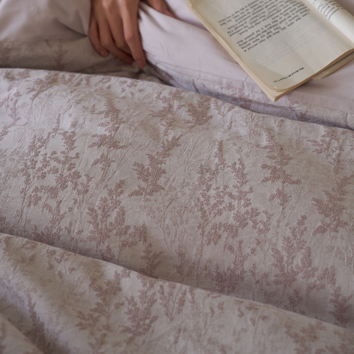 91家纺网 家纺一手货源 找家纺 宜代光年 2025新款亚麻大提花贡缎磨毛四件套-侘寂风 清玉絮-葡萄紫