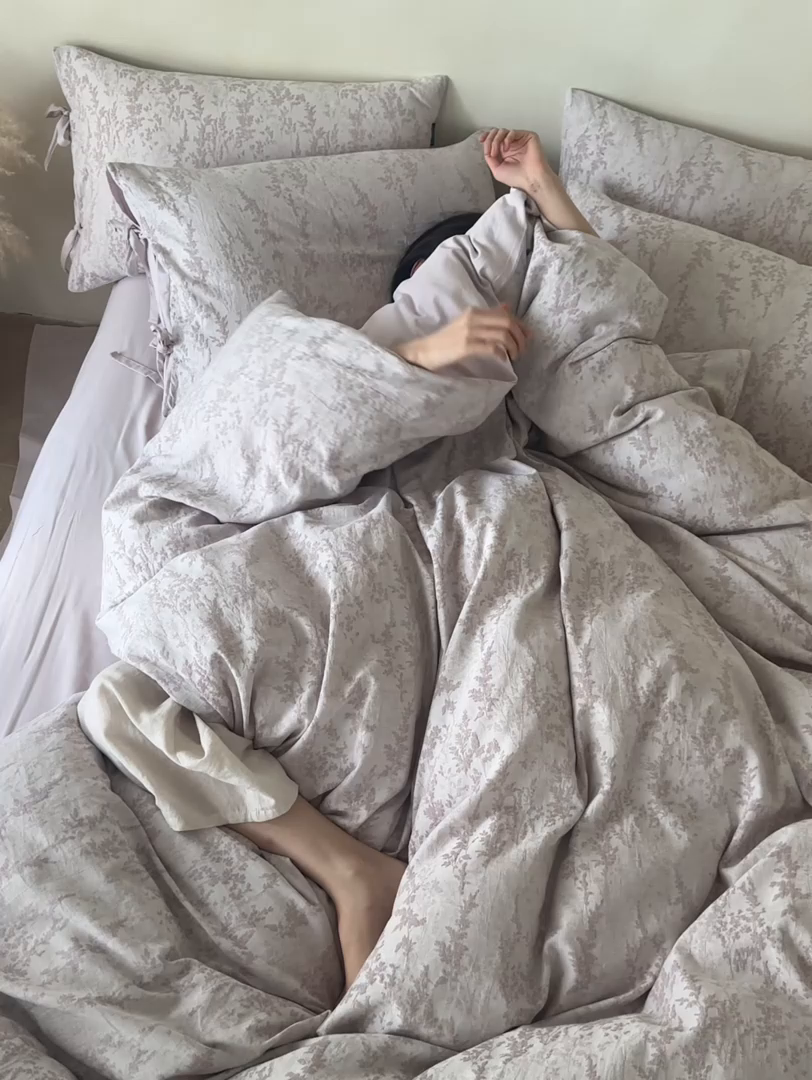 91家纺网 家纺一手货源 找家纺 宜代光年 2025新款亚麻大提花贡缎磨毛四件套-侘寂风 清玉絮-葡萄紫