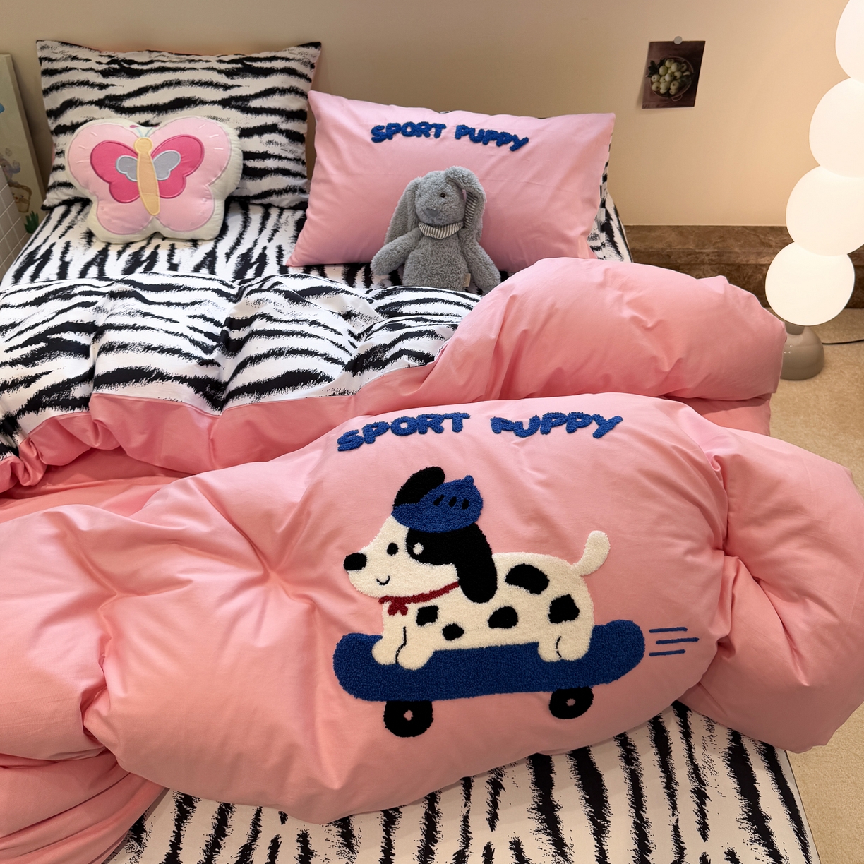 怡家居 2025新款全棉纯棉印花加绣花四件套第二批 滑板狗-粉