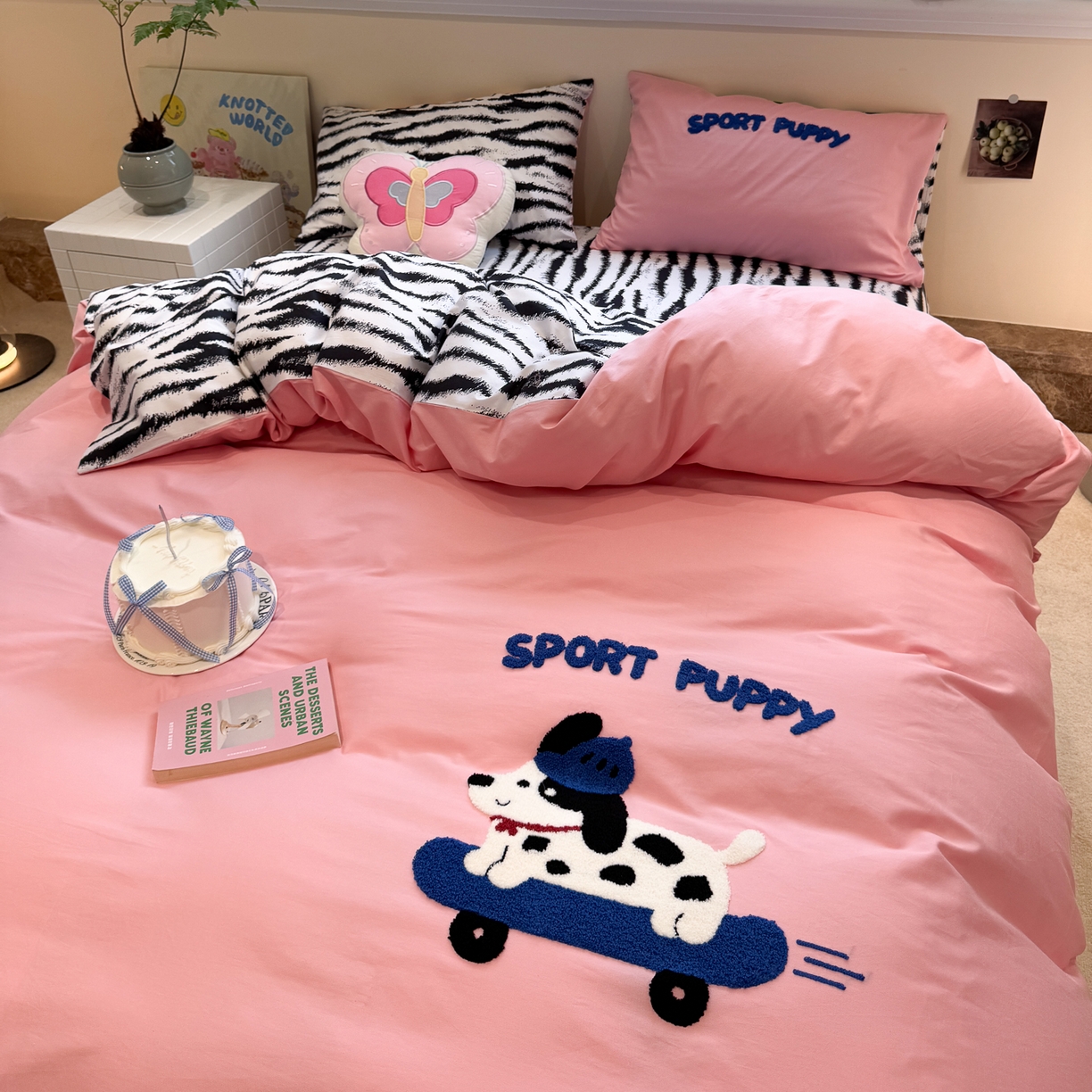 91家纺网 家纺一手货源 找家纺 怡家居 2025新款全棉纯棉印花加绣花四件套第二批 滑板狗-粉