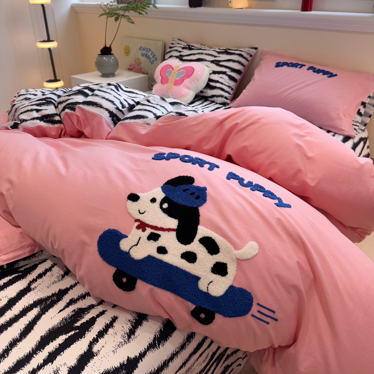 91家纺网 家纺一手货源 找家纺 怡家居 2025新款全棉纯棉印花加绣花四件套第二批 滑板狗-粉