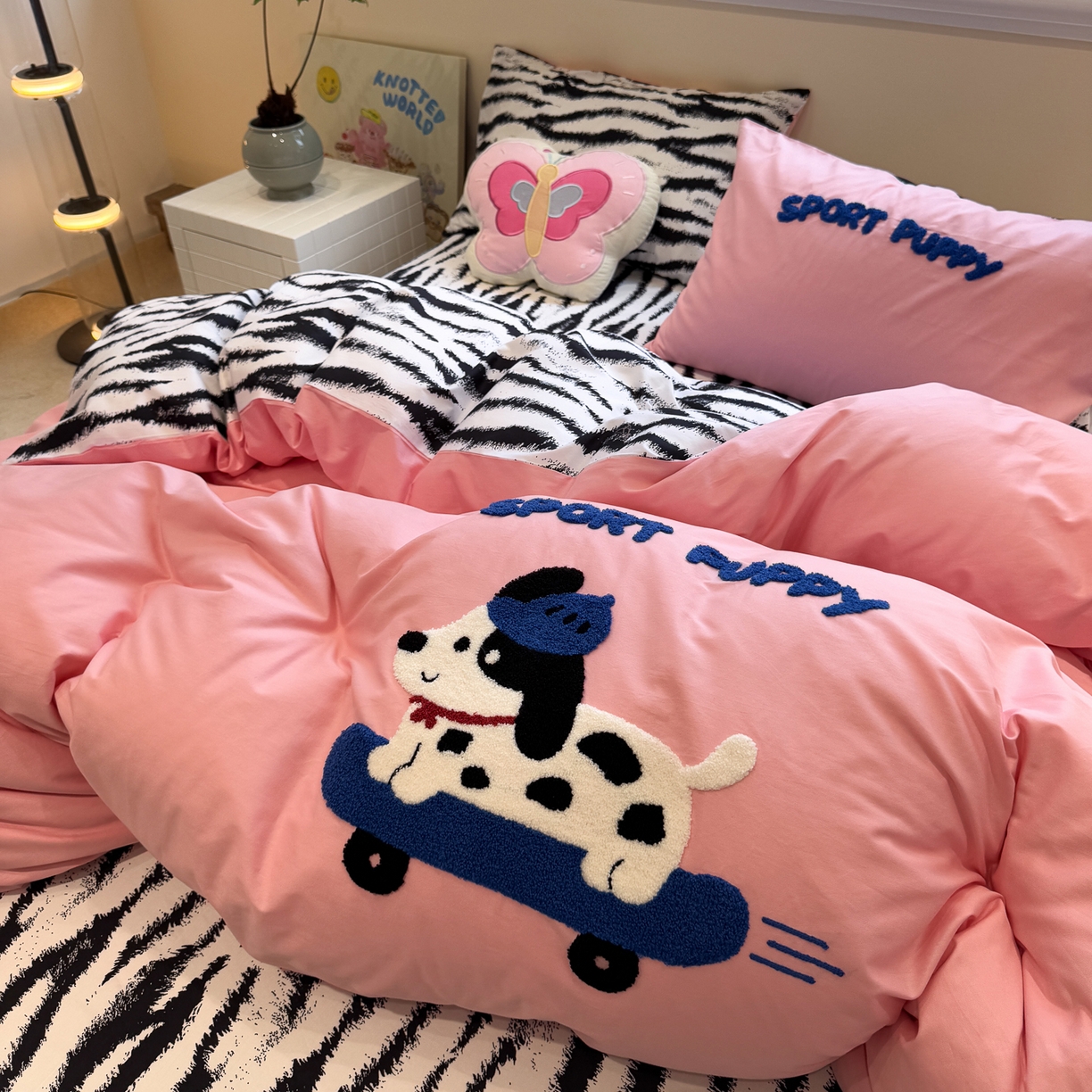 91家纺网 家纺一手货源 找家纺 怡家居 2025新款全棉纯棉印花加绣花四件套第二批 滑板狗-粉