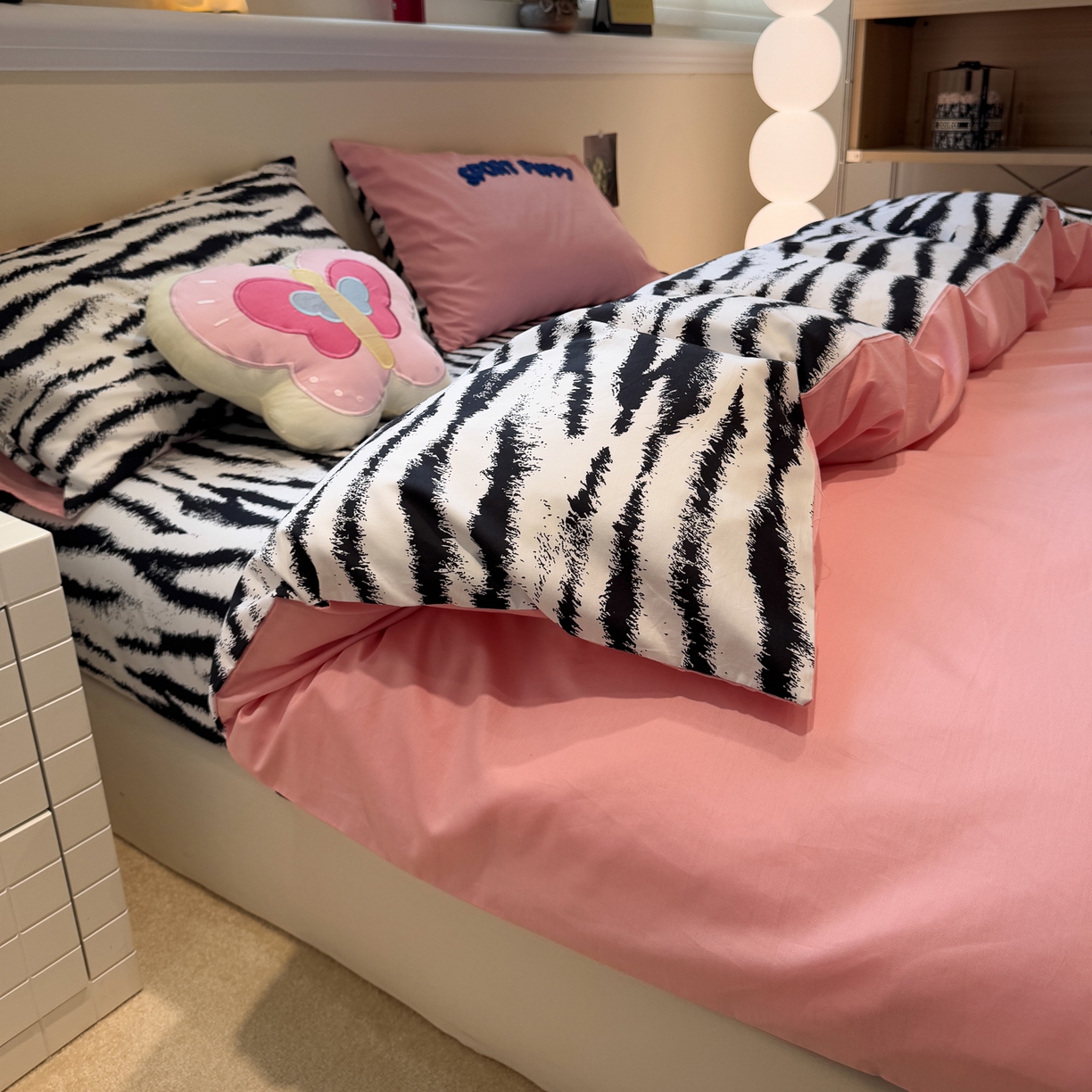 91家纺网 家纺一手货源 找家纺 怡家居 2025新款全棉纯棉印花加绣花四件套第二批 滑板狗-粉