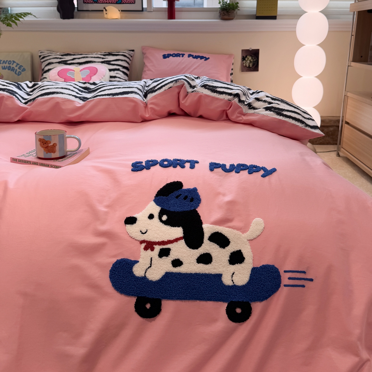 91家纺网 家纺一手货源 找家纺 怡家居 2025新款全棉纯棉印花加绣花四件套第二批 滑板狗-粉