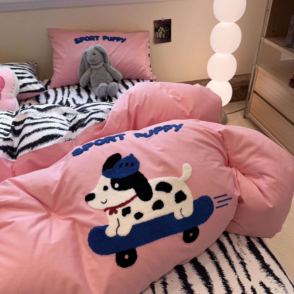 91家纺网 家纺一手货源 找家纺 怡家居 2025新款全棉纯棉印花加绣花四件套第二批 滑板狗-粉