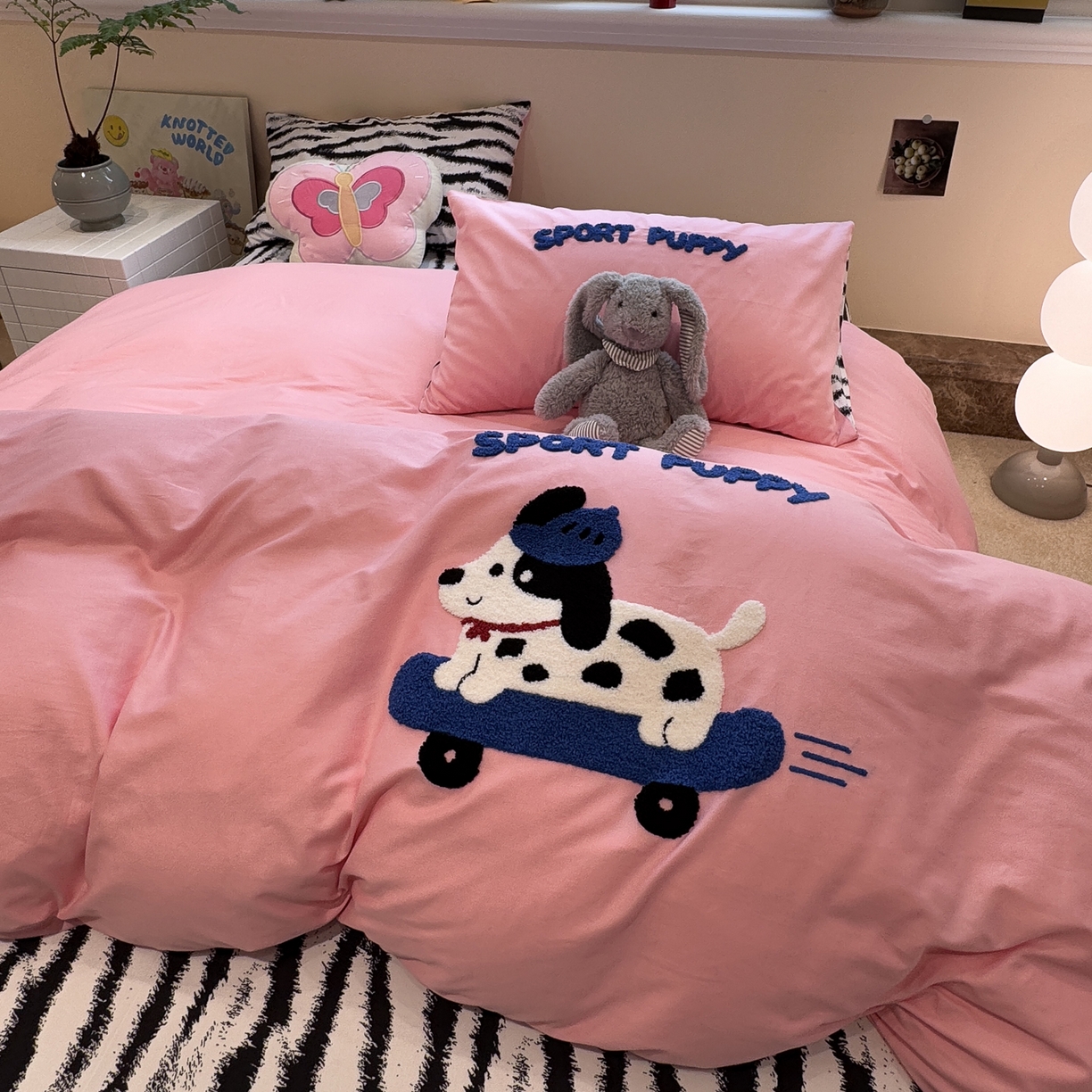 91家纺网 家纺一手货源 找家纺 怡家居 2025新款全棉纯棉印花加绣花四件套第二批 滑板狗-粉