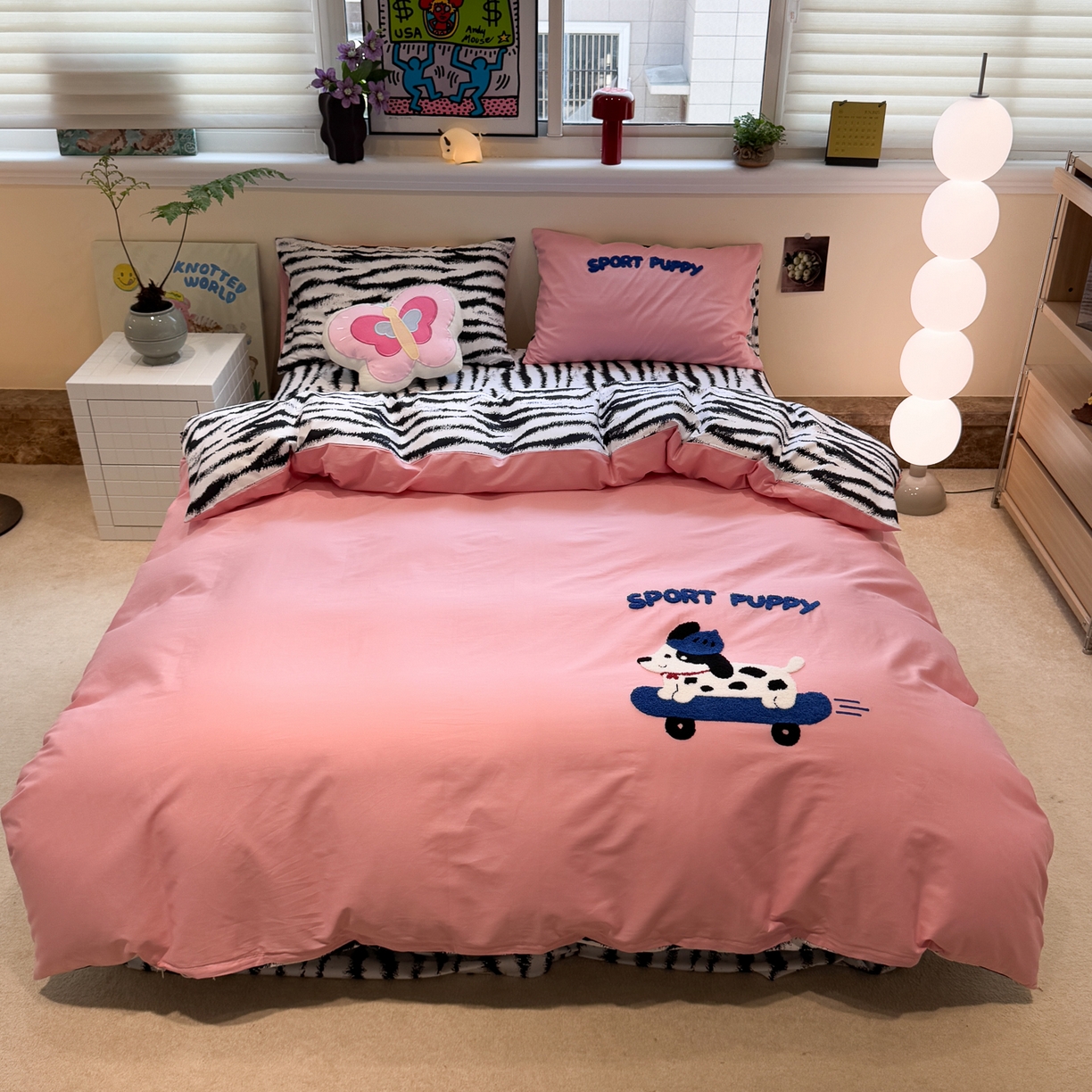 91家纺网 家纺一手货源 找家纺 怡家居 2025新款全棉纯棉印花加绣花四件套第二批 滑板狗-粉