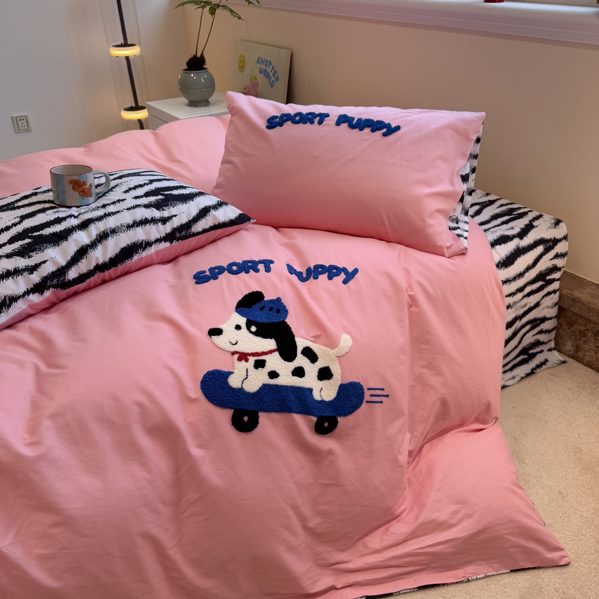 91家纺网 家纺一手货源 找家纺 怡家居 2025新款全棉纯棉印花加绣花四件套第二批 滑板狗-粉