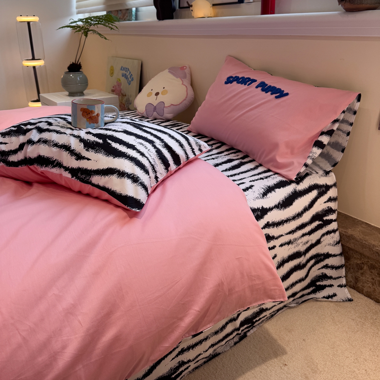 91家纺网 家纺一手货源 找家纺 怡家居 2025新款全棉纯棉印花加绣花四件套第二批 滑板狗-粉