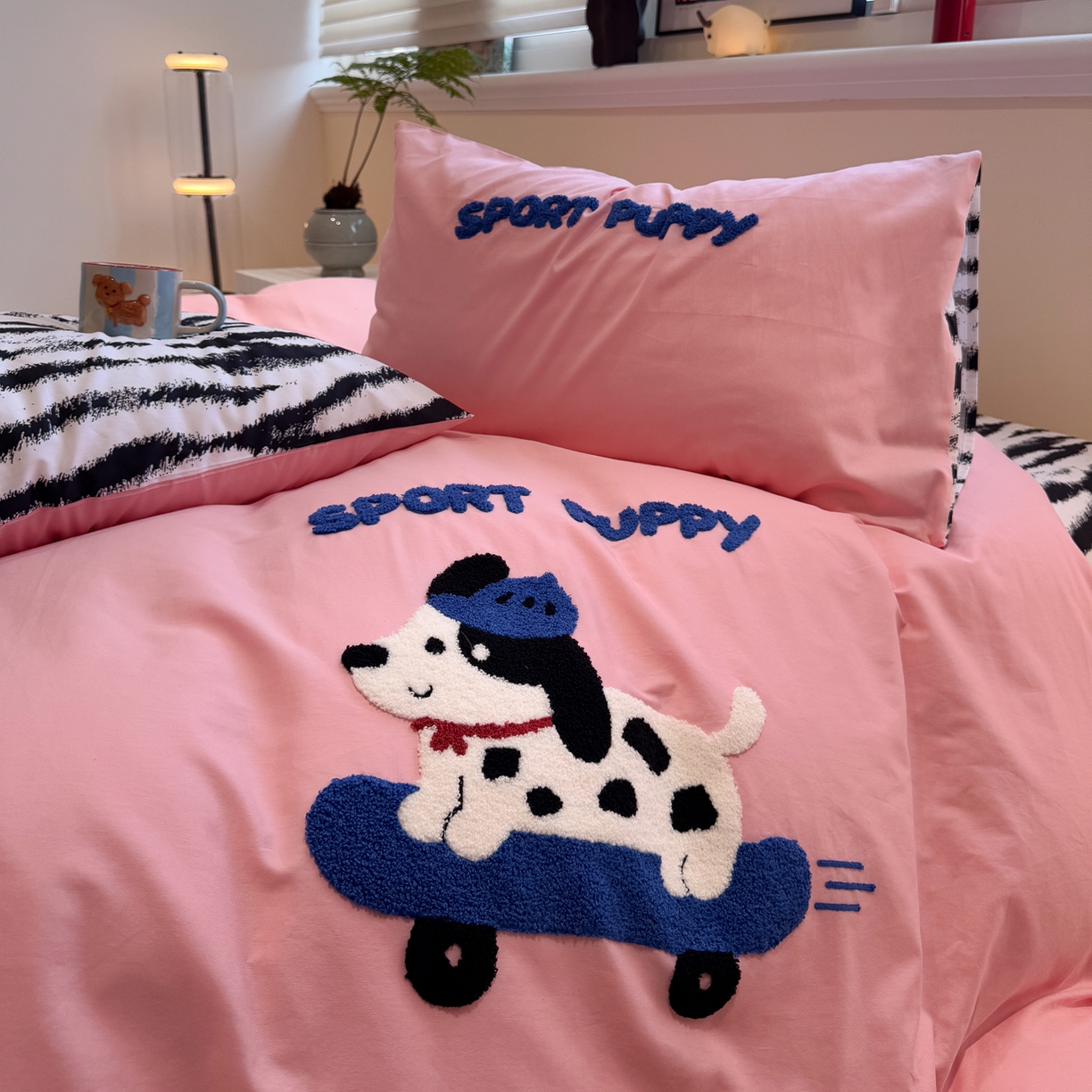 91家纺网 家纺一手货源 找家纺 怡家居 2025新款全棉纯棉印花加绣花四件套第二批 滑板狗-粉