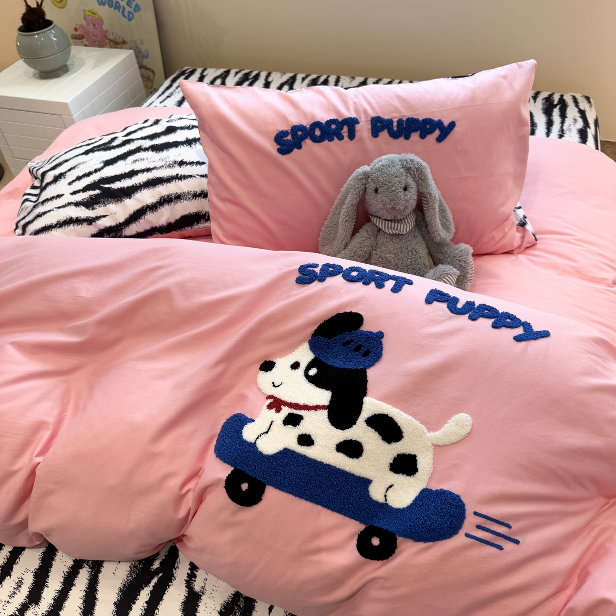 91家纺网 家纺一手货源 找家纺 怡家居 2025新款全棉纯棉印花加绣花四件套第二批 滑板狗-粉