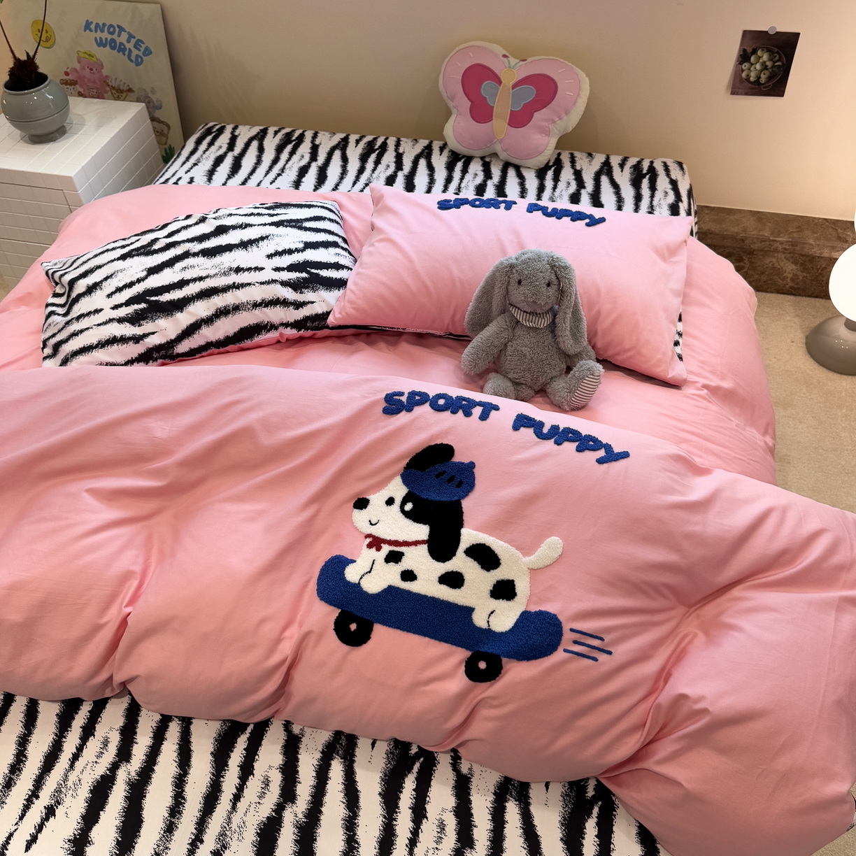 91家纺网 家纺一手货源 找家纺 怡家居 2025新款全棉纯棉印花加绣花四件套第二批 滑板狗-粉