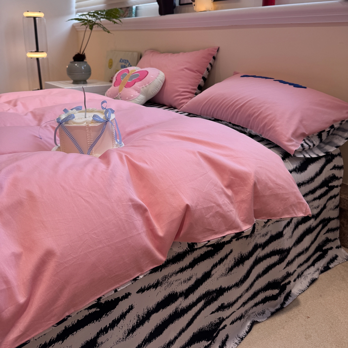 91家纺网 家纺一手货源 找家纺 怡家居 2025新款全棉纯棉印花加绣花四件套第二批 滑板狗-粉