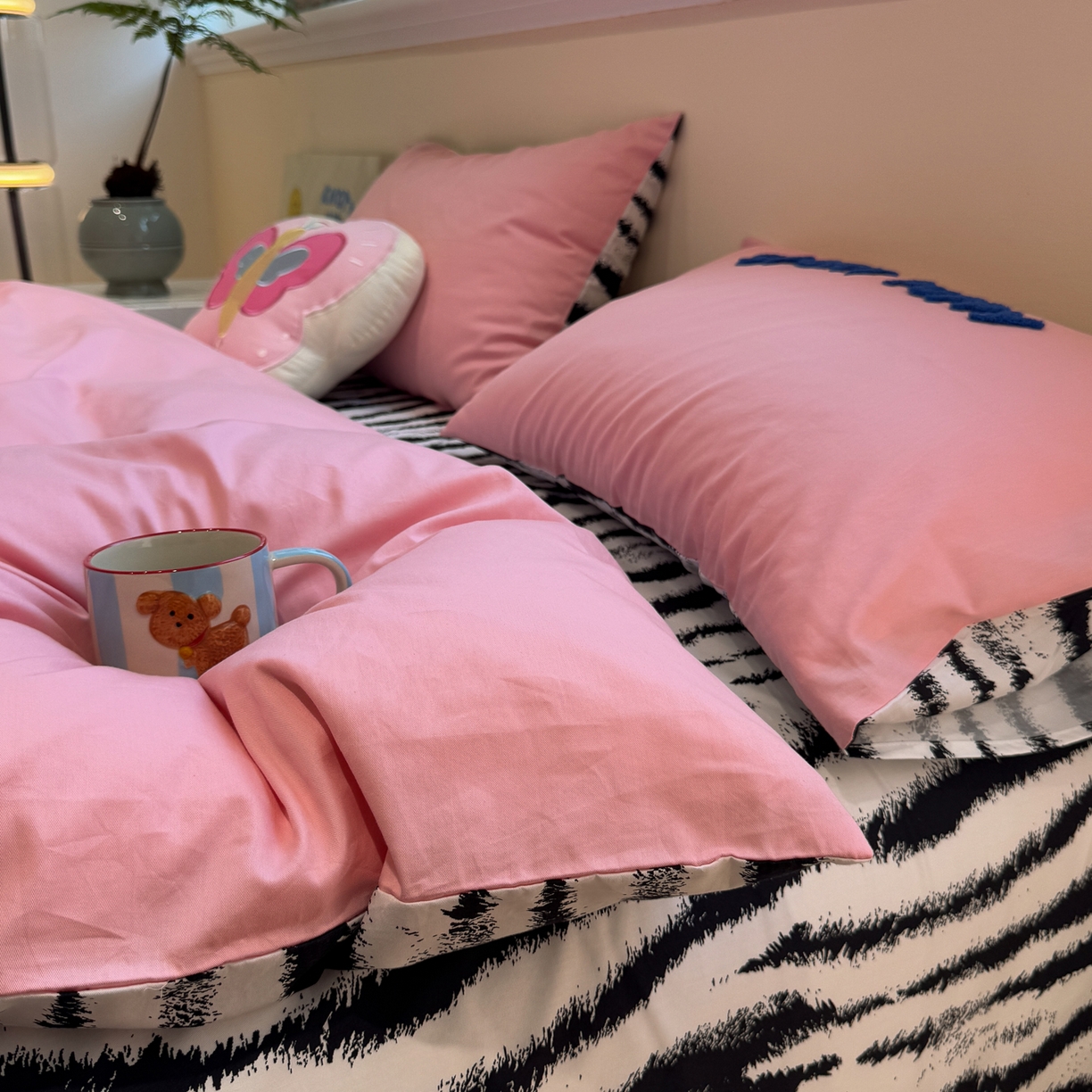 91家纺网 家纺一手货源 找家纺 怡家居 2025新款全棉纯棉印花加绣花四件套第二批 滑板狗-粉