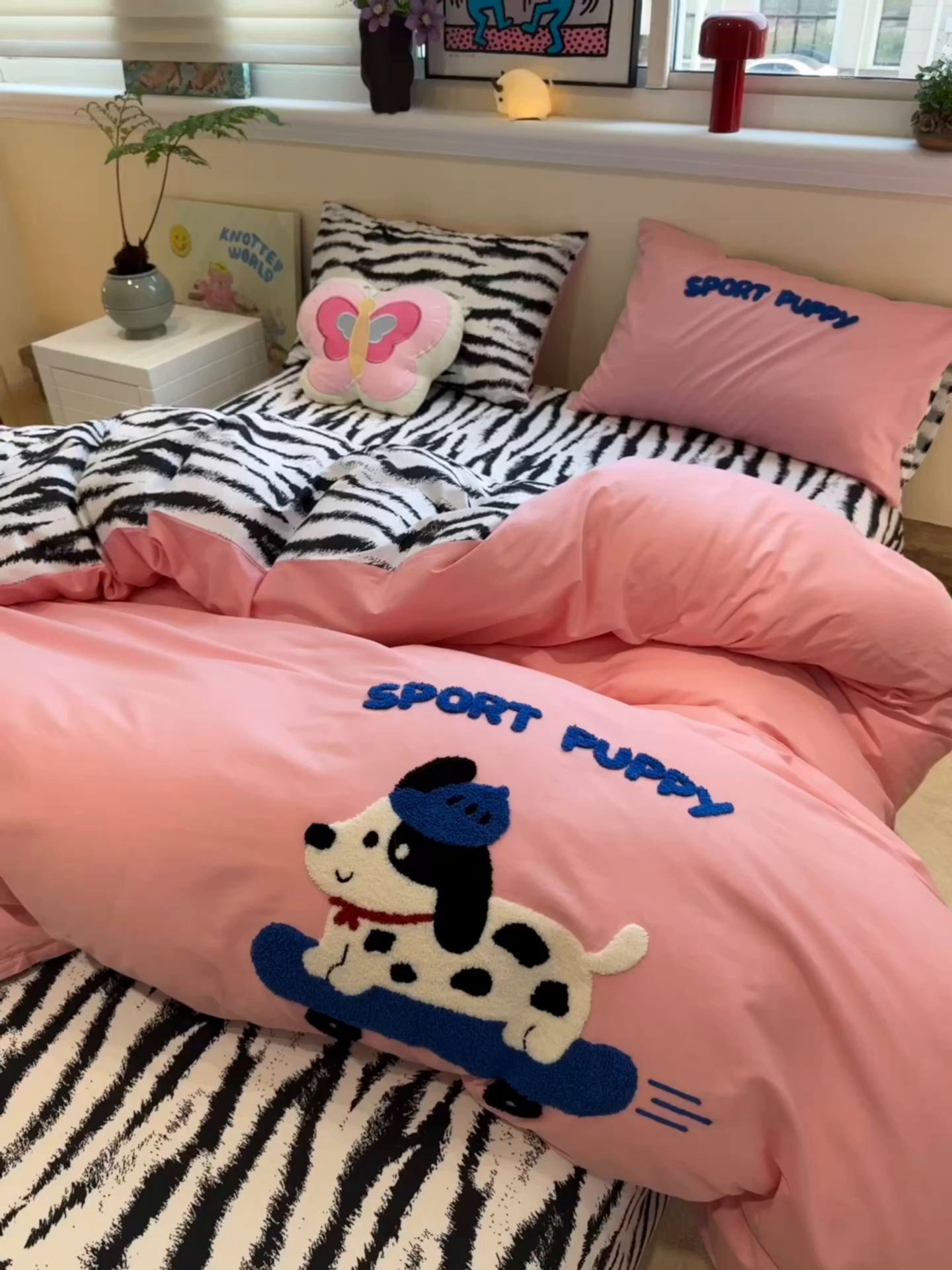 91家纺网 家纺一手货源 找家纺 怡家居 2025新款全棉纯棉印花加绣花四件套第二批 滑板狗-粉