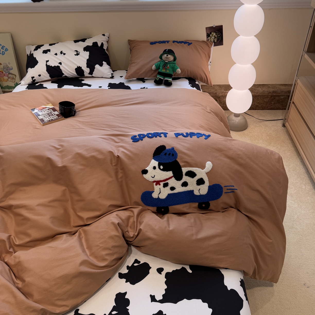 91家纺网 家纺一手货源 找家纺 怡家居 2025新款全棉纯棉印花加绣花四件套第二批 滑板狗-咖