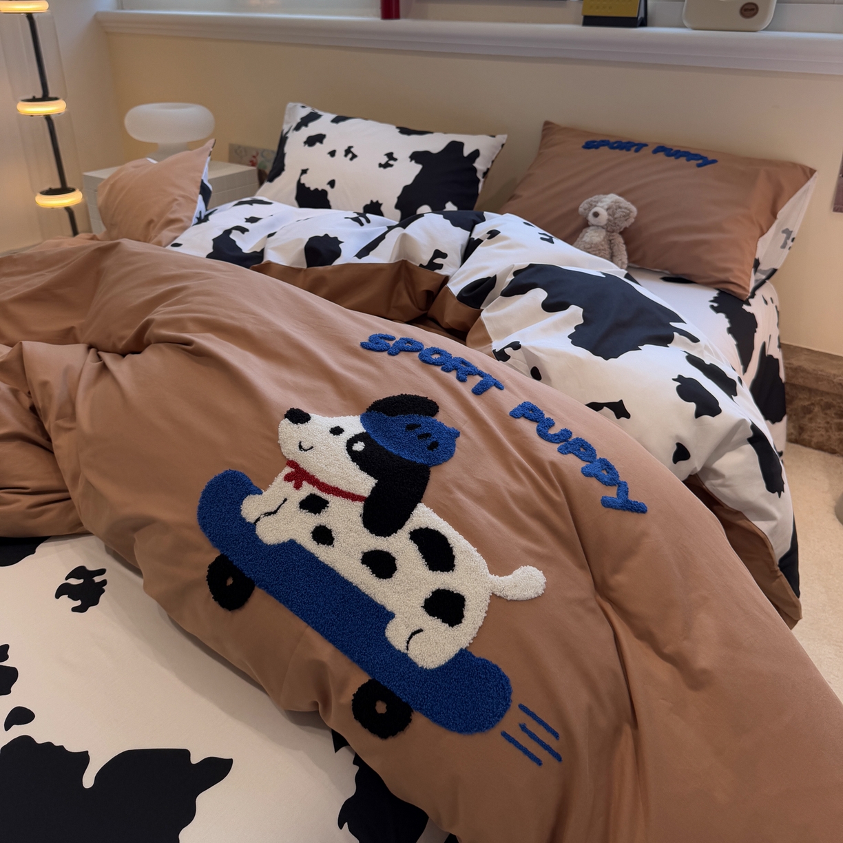 91家纺网 家纺一手货源 找家纺 怡家居 2025新款全棉纯棉印花加绣花四件套第二批 滑板狗-咖