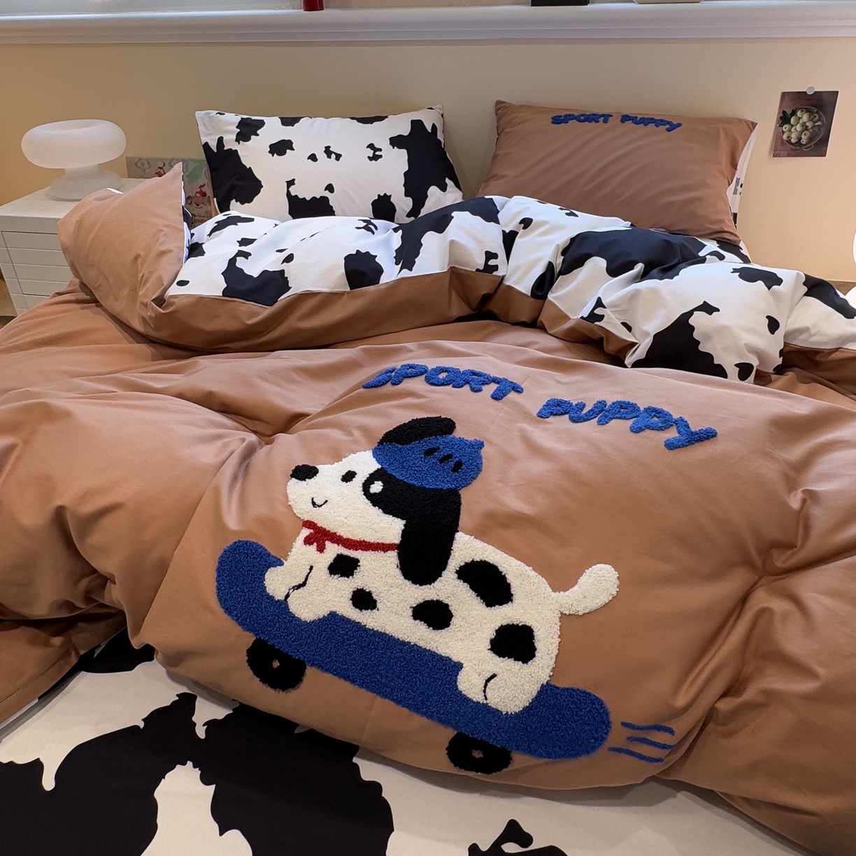 91家纺网 家纺一手货源 找家纺 怡家居 2025新款全棉纯棉印花加绣花四件套第二批 滑板狗-咖