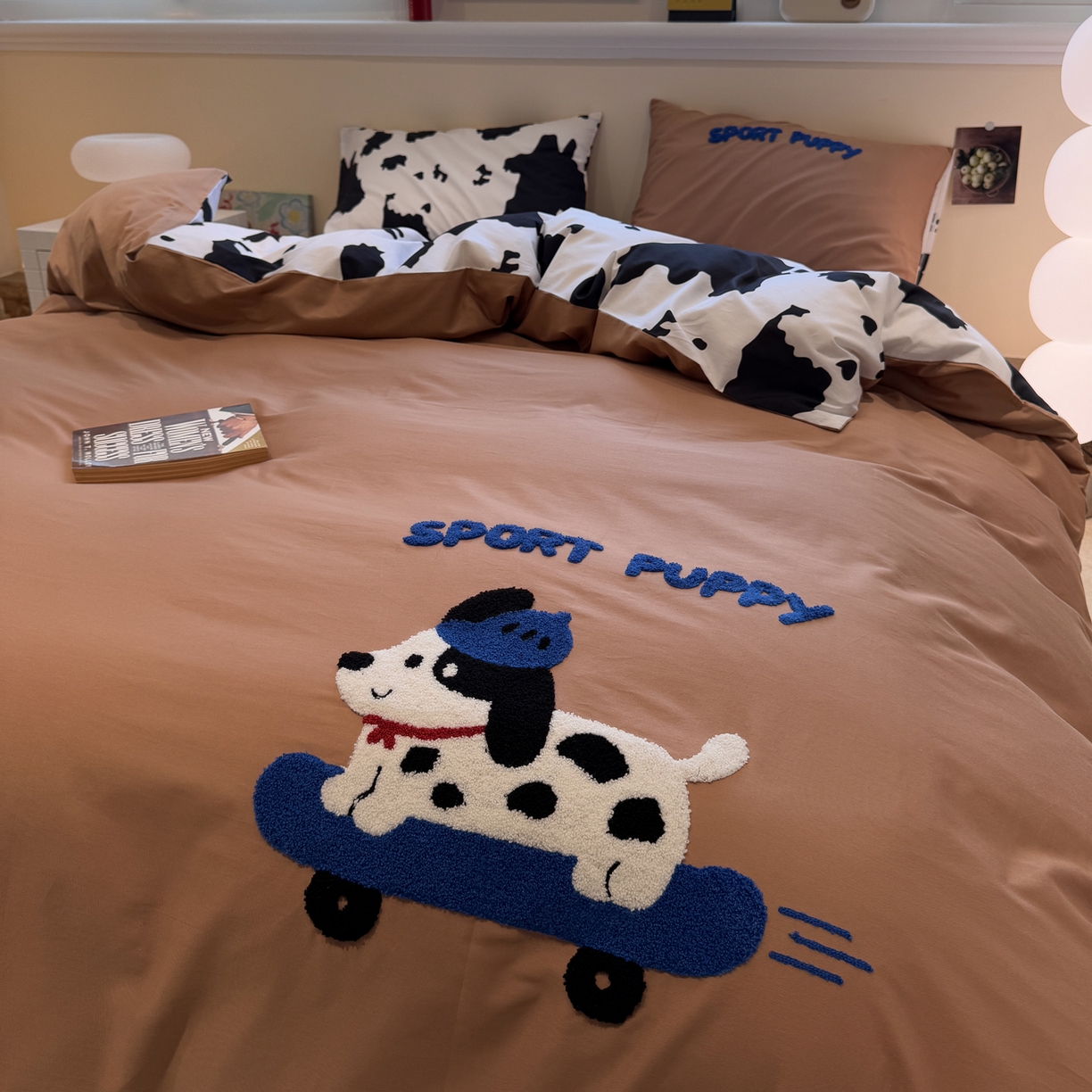 91家纺网 家纺一手货源 找家纺 怡家居 2025新款全棉纯棉印花加绣花四件套第二批 滑板狗-咖