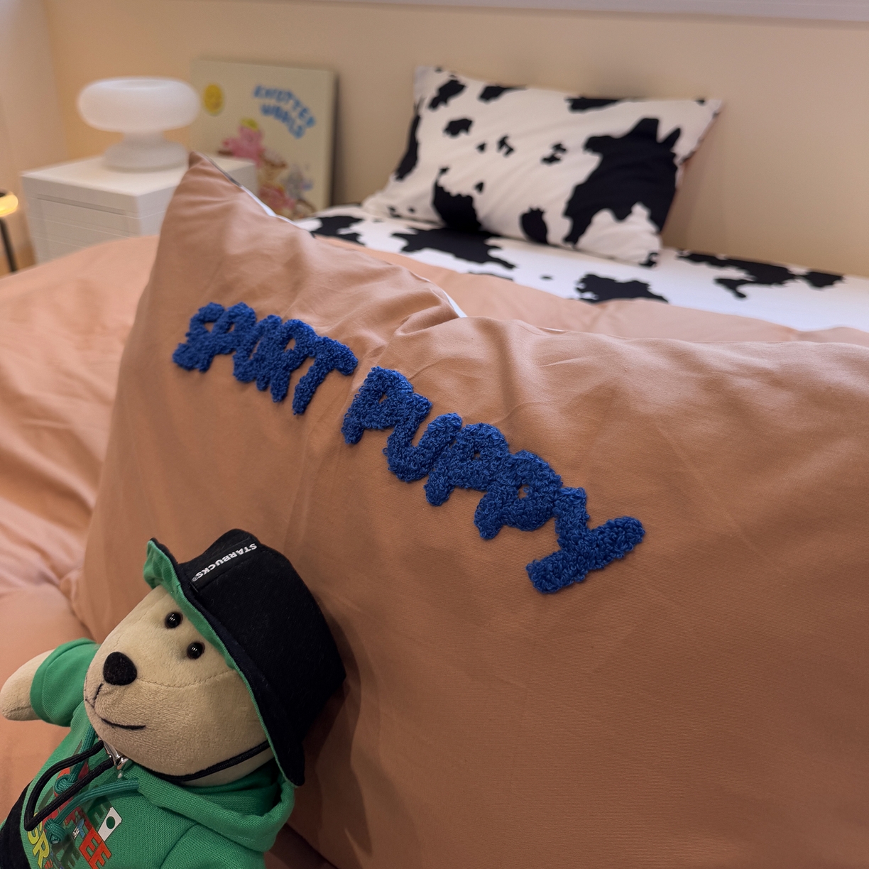 91家纺网 家纺一手货源 找家纺 怡家居 2025新款全棉纯棉印花加绣花四件套第二批 滑板狗-咖