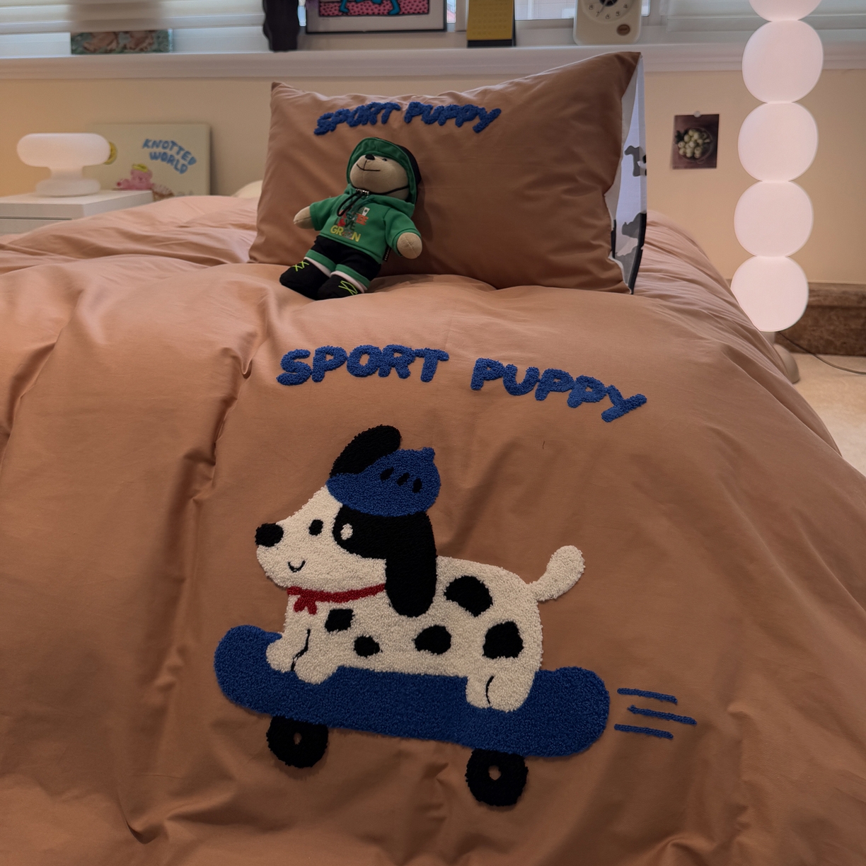 91家纺网 家纺一手货源 找家纺 怡家居 2025新款全棉纯棉印花加绣花四件套第二批 滑板狗-咖