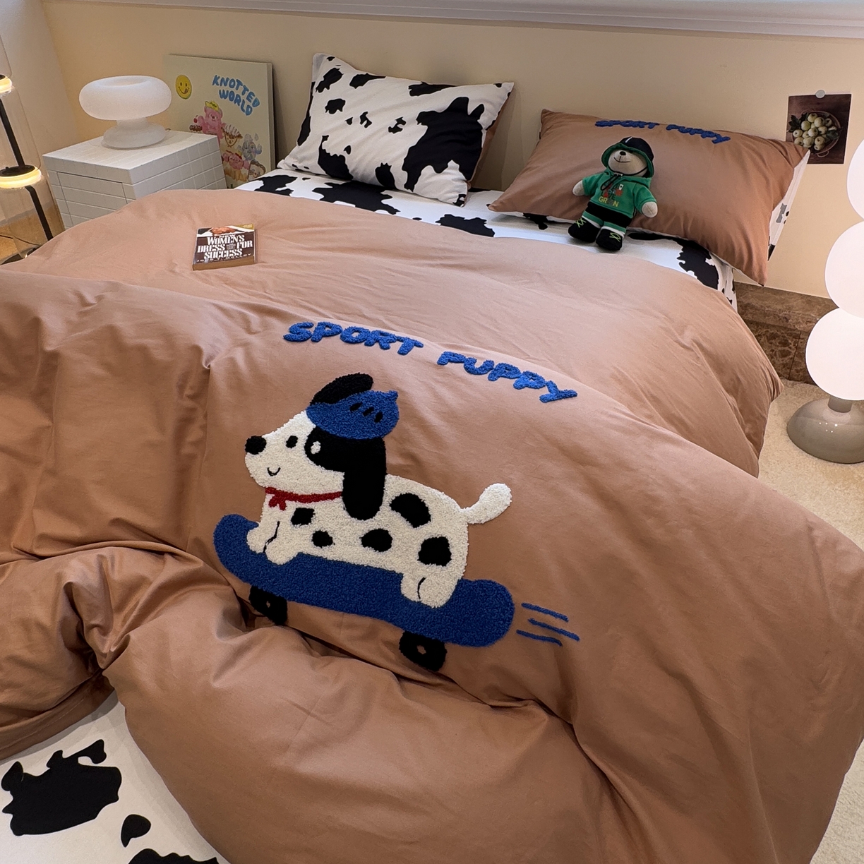 91家纺网 家纺一手货源 找家纺 怡家居 2025新款全棉纯棉印花加绣花四件套第二批 滑板狗-咖