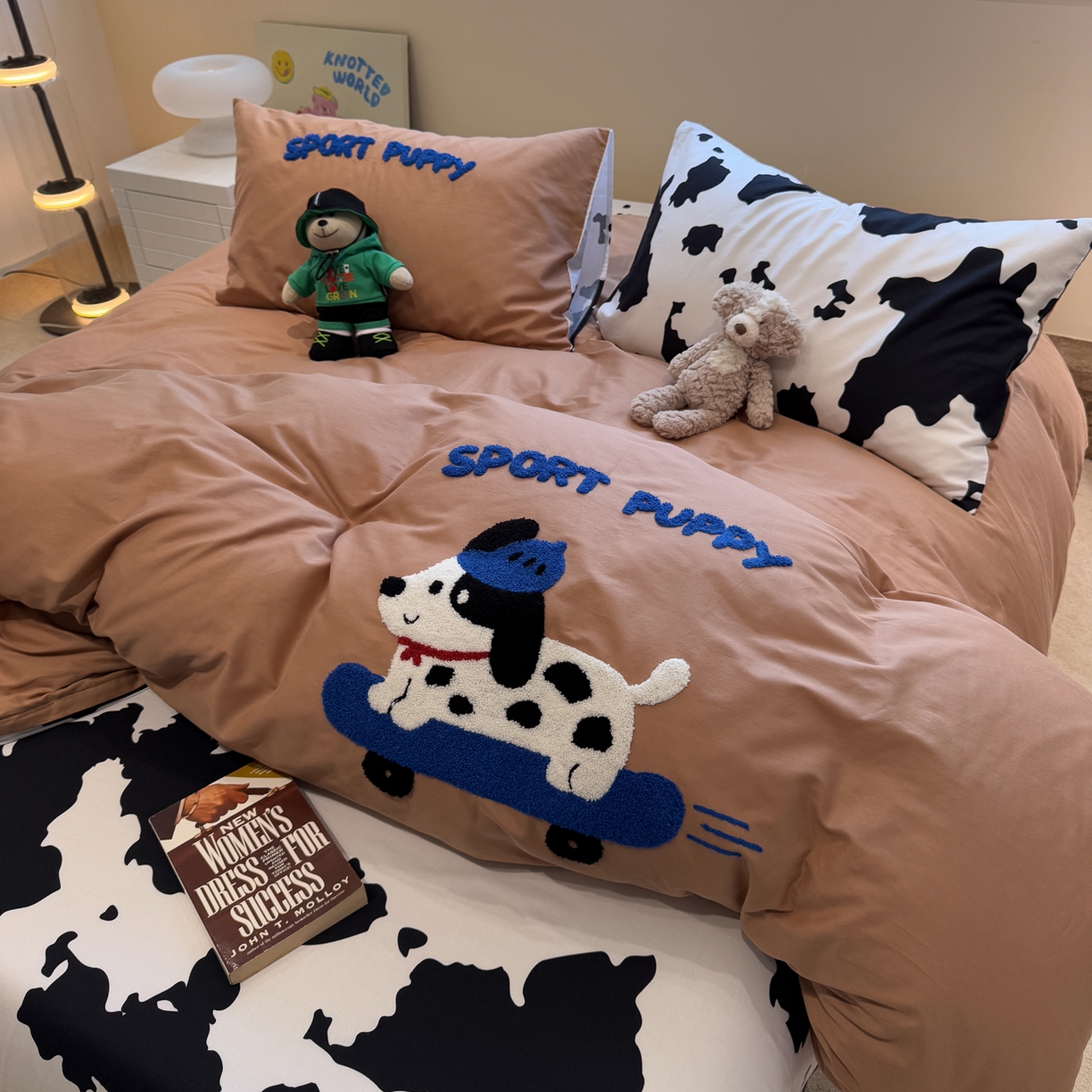 91家纺网 家纺一手货源 找家纺 怡家居 2025新款全棉纯棉印花加绣花四件套第二批 滑板狗-咖