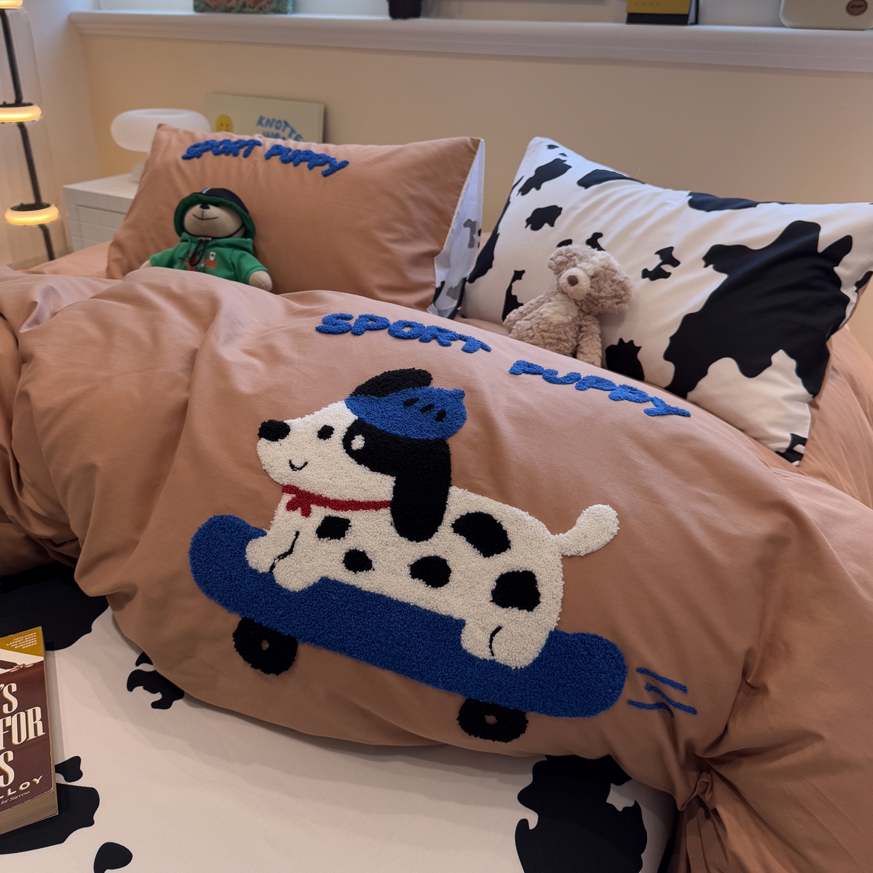 91家纺网 家纺一手货源 找家纺 怡家居 2025新款全棉纯棉印花加绣花四件套第二批 滑板狗-咖