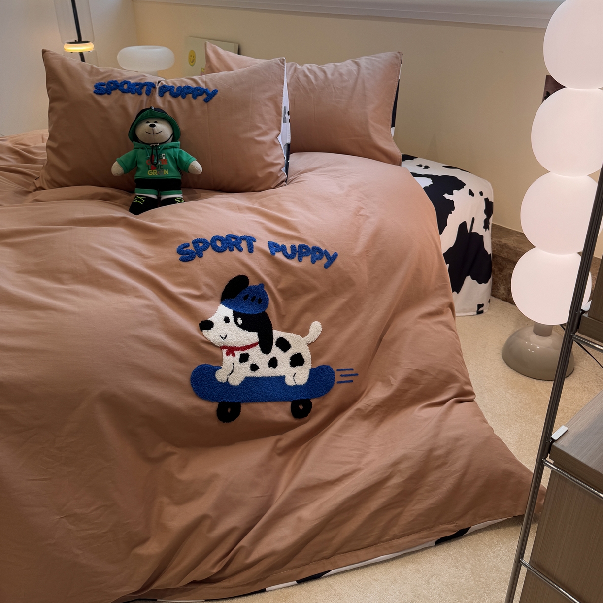 91家纺网 家纺一手货源 找家纺 怡家居 2025新款全棉纯棉印花加绣花四件套第二批 滑板狗-咖