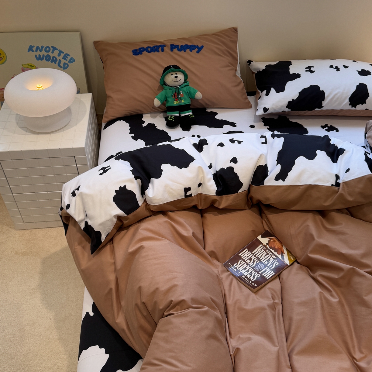 91家纺网 家纺一手货源 找家纺 怡家居 2025新款全棉纯棉印花加绣花四件套第二批 滑板狗-咖