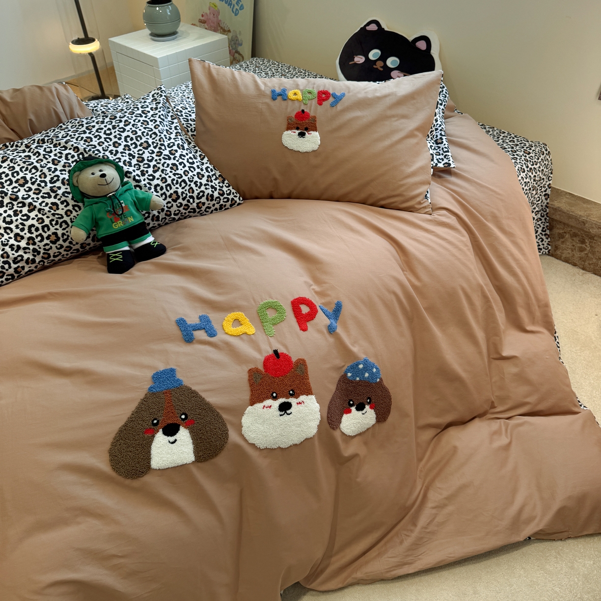 91家纺网 家纺一手货源 找家纺 怡家居 2025新款全棉纯棉印花加绣花四件套第二批 快乐家族