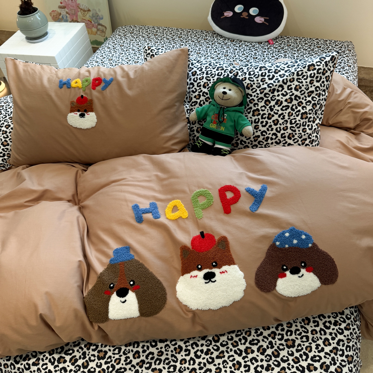 91家纺网 家纺一手货源 找家纺 怡家居 2025新款全棉纯棉印花加绣花四件套第二批 快乐家族