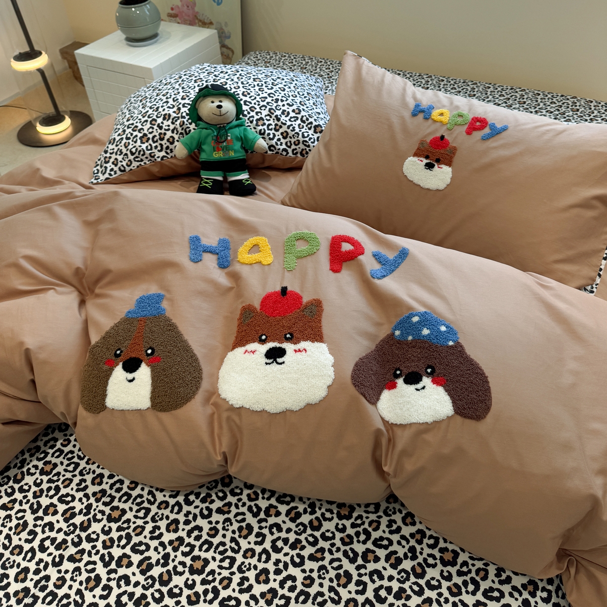 91家纺网 家纺一手货源 找家纺 怡家居 2025新款全棉纯棉印花加绣花四件套第二批 快乐家族