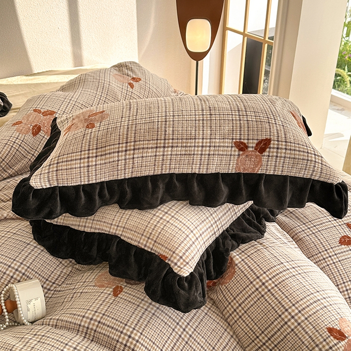 91家纺网 家纺一手货源 找家纺 佳一 2025新款赫本风牛奶绒床裙款花边四件套 布拉格