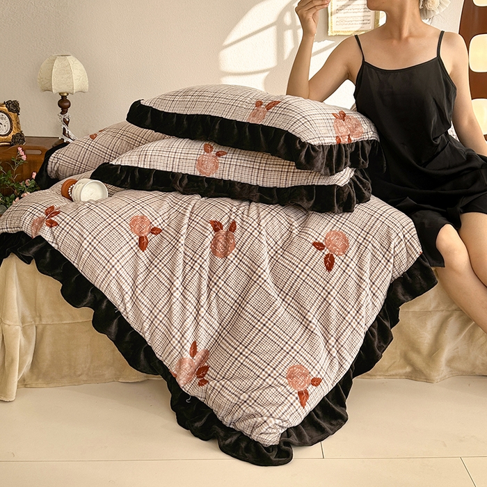 91家纺网 家纺一手货源 找家纺 佳一 2025新款赫本风牛奶绒床裙款花边四件套 布拉格