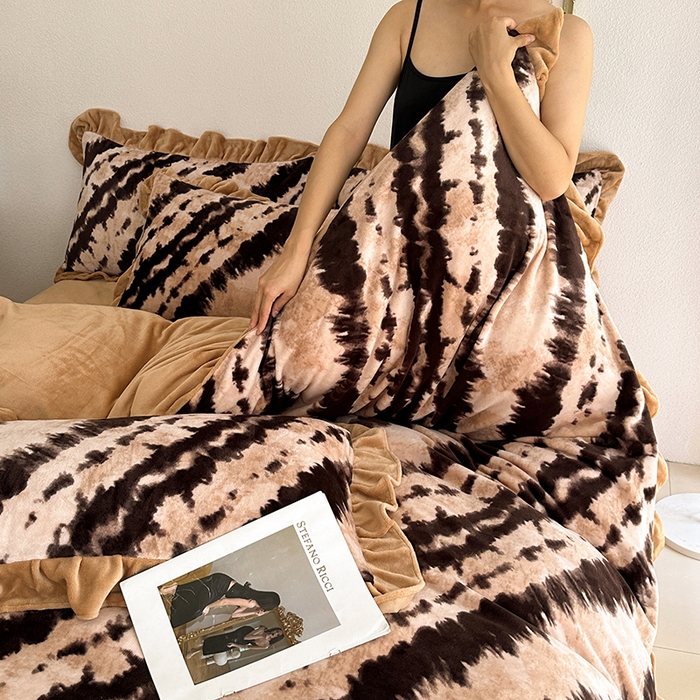 91家纺网 家纺一手货源 找家纺 佳一 2025新款赫本风牛奶绒床裙款花边四件套 光影