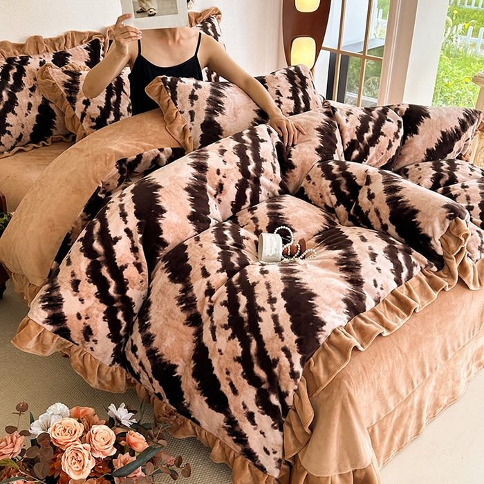 91家纺网 家纺一手货源 找家纺 佳一 2025新款赫本风牛奶绒床裙款花边四件套 光影