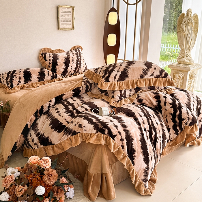 佳一 2025新款赫本风牛奶绒床裙款花边四件套 光影