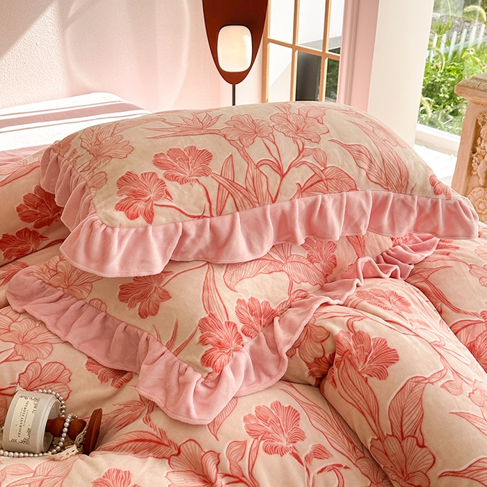 91家纺网 家纺一手货源 找家纺 佳一 2025新款赫本风牛奶绒床裙款花边四件套 海棠粉