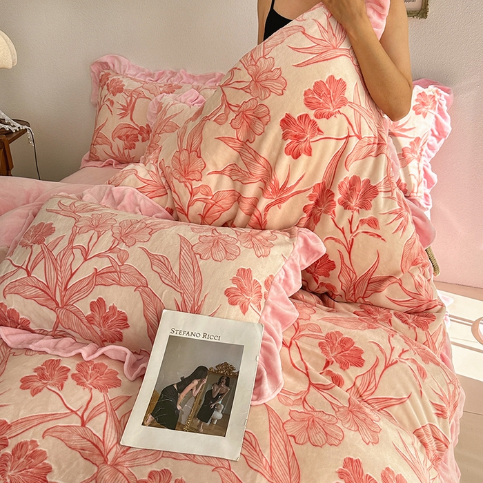 91家纺网 家纺一手货源 找家纺 佳一 2025新款赫本风牛奶绒床裙款花边四件套 海棠粉